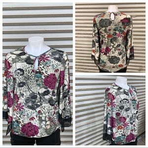 🛍️Ennie & Marlis top size small, faux wrap.